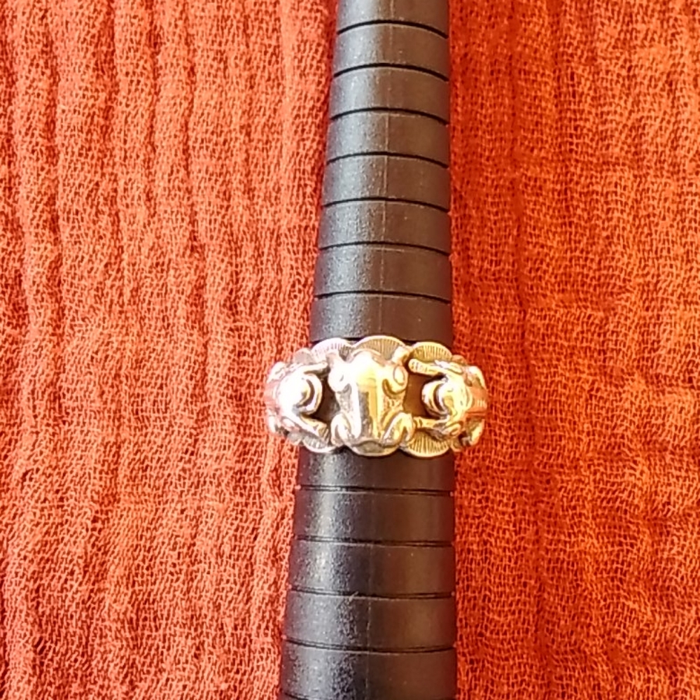 Silver triple smiling frog ring.